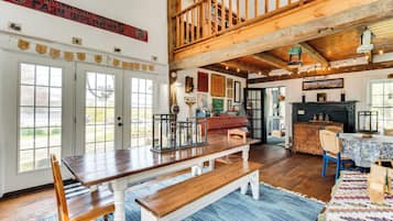 House (6 Bedrooms) | Interior