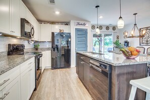 Interior - 1 Mi to Shopping District: Chic Springfield Home (Springfield)