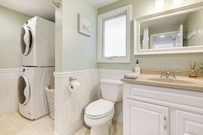 A bathroom with a washing machine, toilet, vanity with sink, and a mirror. - 3 Mi to Mashpee Commons: Family Home w/ Fireplace (Mashpee)