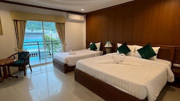 Habitación triple de lujo, balcón, vista a la montaña | Escritorio, wifi gratis y ropa de cama