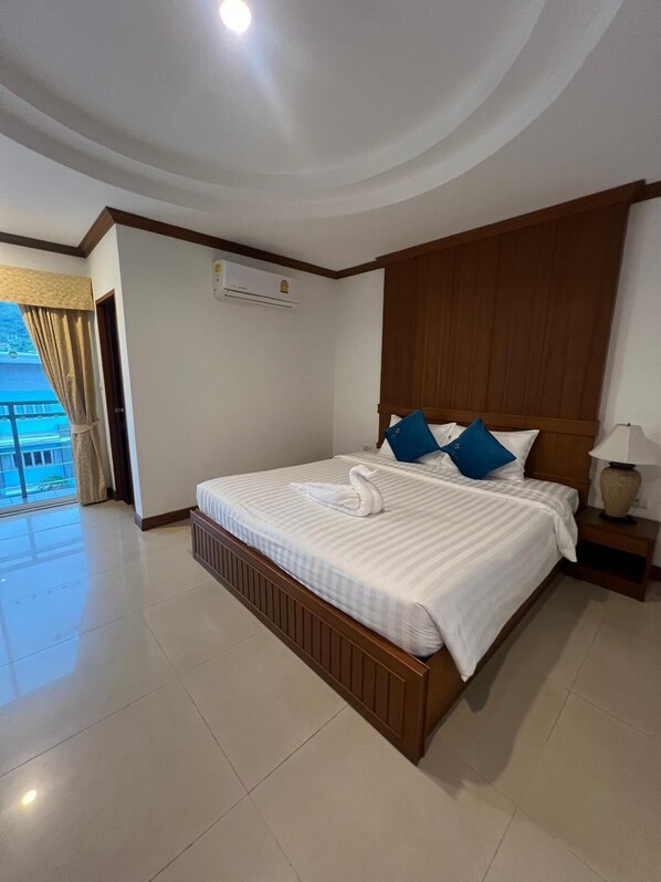 Chambre supérieure double, balcon, vue sur la montagne | Bureau, système d’insonorisation, accès au Wi-Fi (inclus)