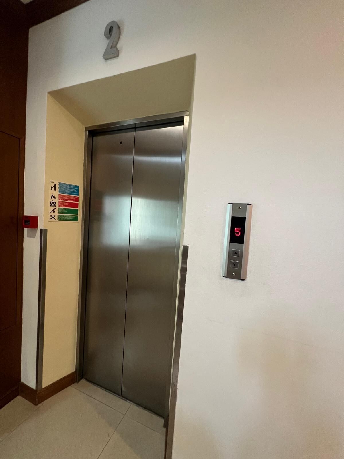 An elevator with a digital display showing the number 5.