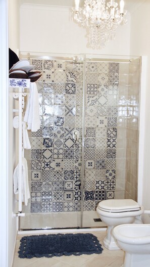Shower, hair dryer, bidet, towels - Anthea Suite in Cacace Palace with garden, near the sea and the station (Meta)