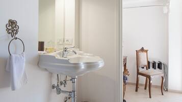 Een douche, gratis toiletartikelen, een haardroger, een bidet