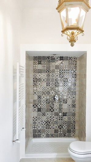 Shower, hair dryer, bidet, towels - Anthea Suite in Cacace Palace with garden, near the sea and the station (Meta)