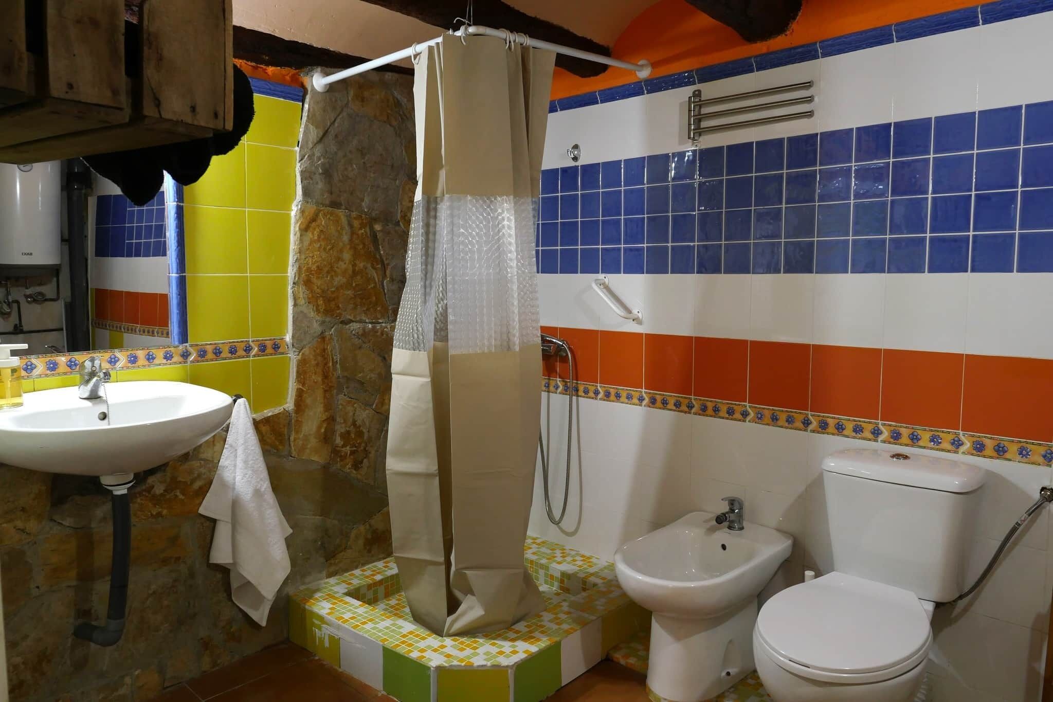 Sèche-cheveux, bidet, serviettes fournies, savon
