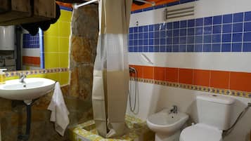 SĂšche-cheveux, bidet, serviettes fournies, savon