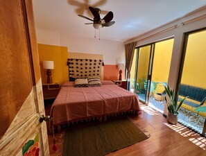 3 bedrooms, iron/ironing board, free WiFi, bed sheets - 3 bedroom house in Jalatlaco with rooftop terrace. 10mins walk to Oaxaca centre. (Oaxaca de Juárez)