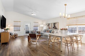 Smart TV, ping pong - "Havenly" Private Pool, Miramar Beach, Beach Access, New 6-Seater Golf Cart (Miramar Beach)