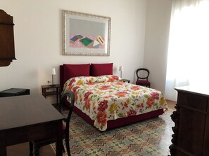 Habitación básica doble | Caja fuerte, escritorio, cortinas opacas y wifi gratis