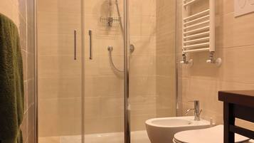 Basic Double Room | Bathroom | Hair dryer, towels, soap, shampoo