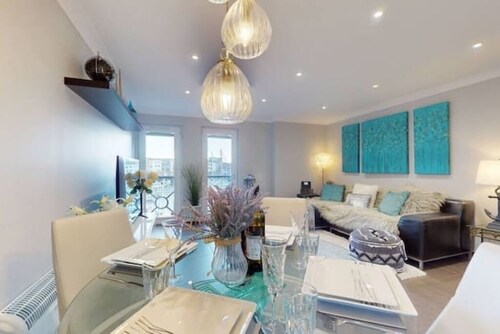 Modern Marina View Retreat | 3BR | Free Parking | Waterfront Bliss