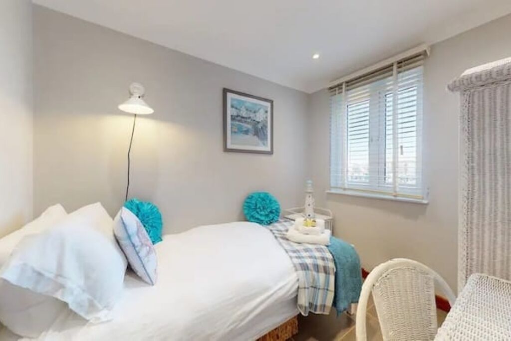 3 habitaciones, tabla de planchar con plancha y cuna de viaje 