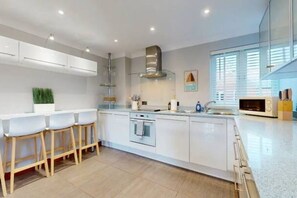 冰箱、微波炉、烤箱、炉灶