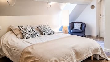 6 bedrooms, iron/ironing board, travel crib, WiFi