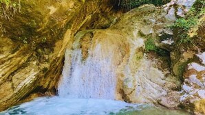 Formación rocosa natural con una cascada.