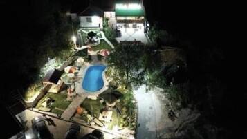 สระว่ายน้ำกลางแจ้ง