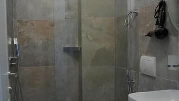 Habitación cuádruple Confort, balcón, vista a la montaña | Baño