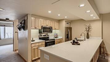 Micro-ondes, plaque de cuisson, lave-vaisselle, cafetière/bouilloire