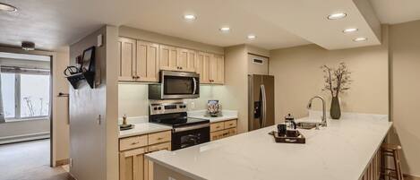 Mikroaaltouuni, liesi, astianpesukone, kahvin-/teenkeitin