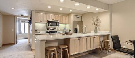 Microondas, placa de cocina, lavavajillas, cafetera/tetera