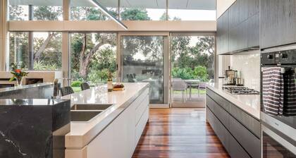 SPECTACULAR 4 BEDROOM, 3 BATHROOM COUNTRY SIDE ESCAPE SITUATED