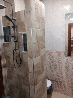 SĂšche-cheveux, serviettes fournies, savon, papier toilette