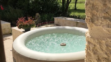 Tina de hidromasaje al aire libre