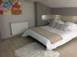 3 makuuhuonetta, silitysrauta/-lauta, ilmainen Wi-Fi, vuodevaatteet