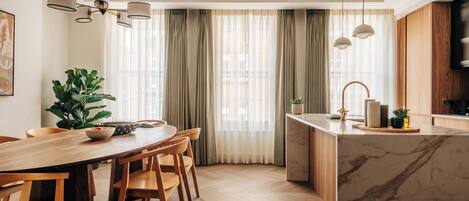 Departamento de lujo, 3 habitaciones, cocina, vista a la ciudad | Cocina privada | Refrigerador, microondas, horno y parrilla de estufa