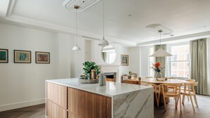 Deluxe Apartment, 2 Bedrooms, Kitchen, City View | Private kitchen - Claridge House by SLO (London)