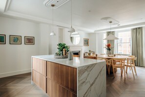 Deluxe Apartment, 2 Bedrooms, Kitchen, City View | Private kitchen | Fridge, microwave, oven, stovetop - Claridge House by SLO (London)