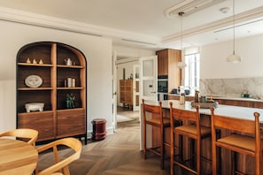 Apartamento Deluxe, 2 habitaciones, cocina, vistas a la ciudad | Cocina privada | Frigorífico, microondas, horno y placa de cocina