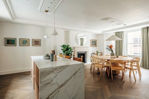 Departamento Deluxe, 2 habitaciones, cocina, vista a la ciudad | Cocina privada | Refrigerador, microondas, horno y parrilla de estufa 