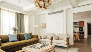 Luxury Apartment, 3 Bedrooms, Kitchen, City View | Living area - Claridge House by SLO (London)