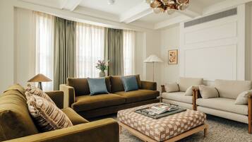 Luxury Apartment, 3 Bedrooms, Kitchen, City View | Living area