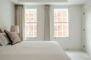 Departamento de lujo, 3 habitaciones, cocina, vista a la ciudad | Sábanas de algodón egipcio y ropa de cama de alta calidad 