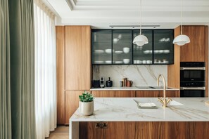 Luxury Apartment, 3 Bedrooms, Kitchen, City View | Private kitchen | Fridge, microwave, oven, stovetop - Claridge House by SLO (London)