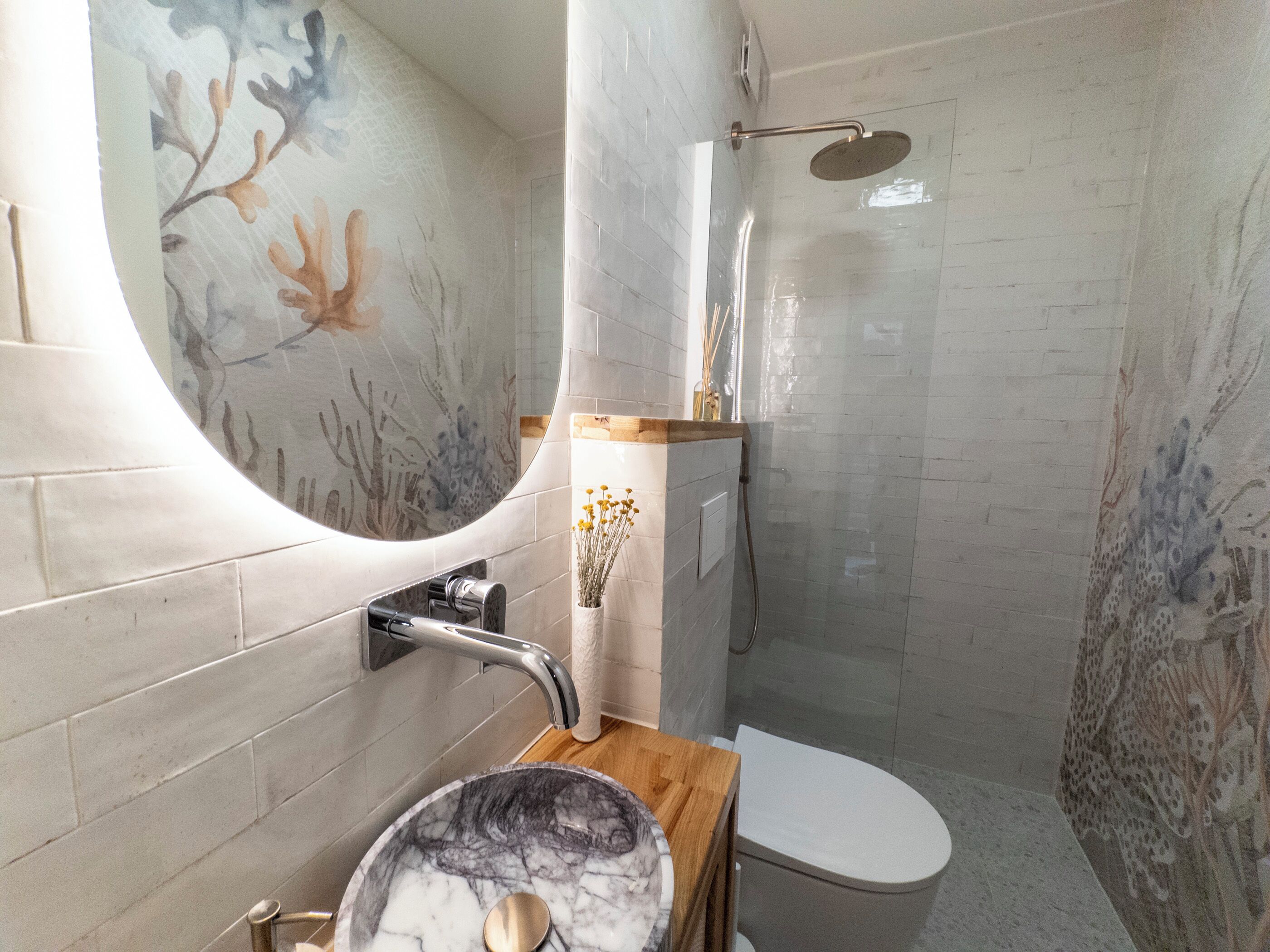 Un bagno con lavabo in marmo, un water e zona doccia.
