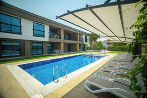 Seasonal outdoor pool, pool umbrellas, sun loungers - Sweet Home Kemer Apartments (Kemer)