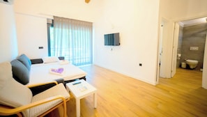 Sweet Home Apartments D | 1 kamar tidur, seprai premium, brankas, dan meja kerja