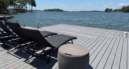 Large Lakehouse. Sleeps 17. Dock. Paddleboard. Flat Lot. Kayaks. Big Lake Views.