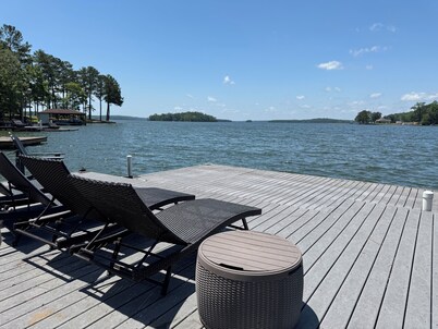 Large Lakehouse. Sleeps 17. Dock. Paddleboard. Flat Lot. Kayaks. Big Lake Views.