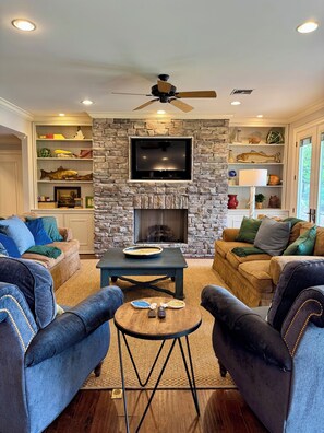 Älytelevisio, takka, pöytäjalkapallopöytä, kirjoja