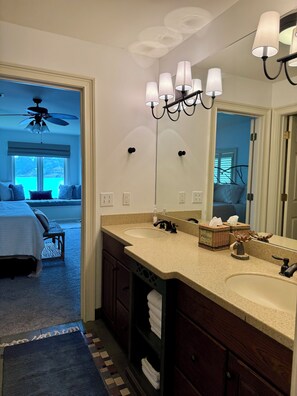 6 bedrooms, desk, iron/ironing board, free WiFi