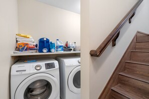 House | 4 bedrooms - Upscale 4BR Vancouver Home (Vancouver)