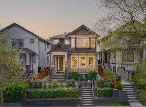 House | 4 bedrooms - Upscale 4BR Vancouver Home (Vancouver)