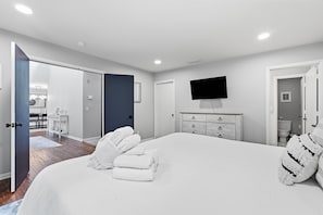 3 bedrooms, iron/ironing board, WiFi (free), bed sheets
