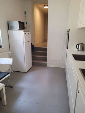 Oven, cookware/dishes/utensils