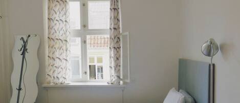 1 bedroom, desk, WiFi